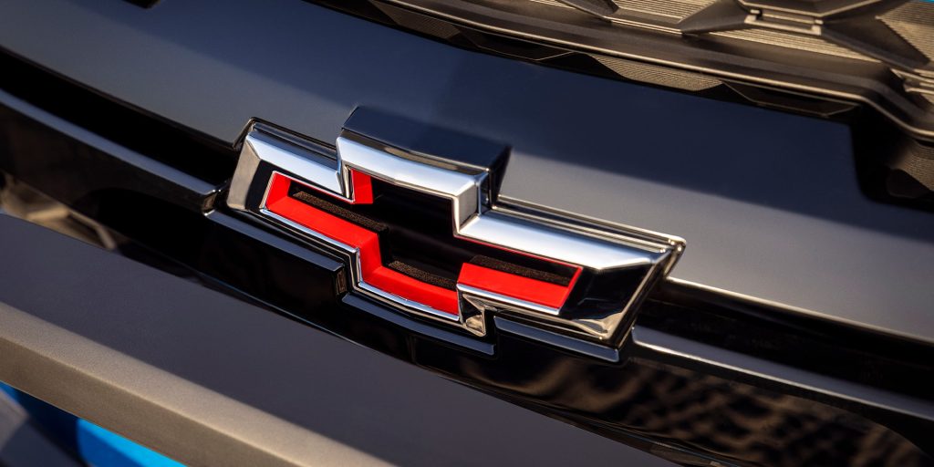 Close-up on the badge and grille of a 2025 Chevy Colorado.