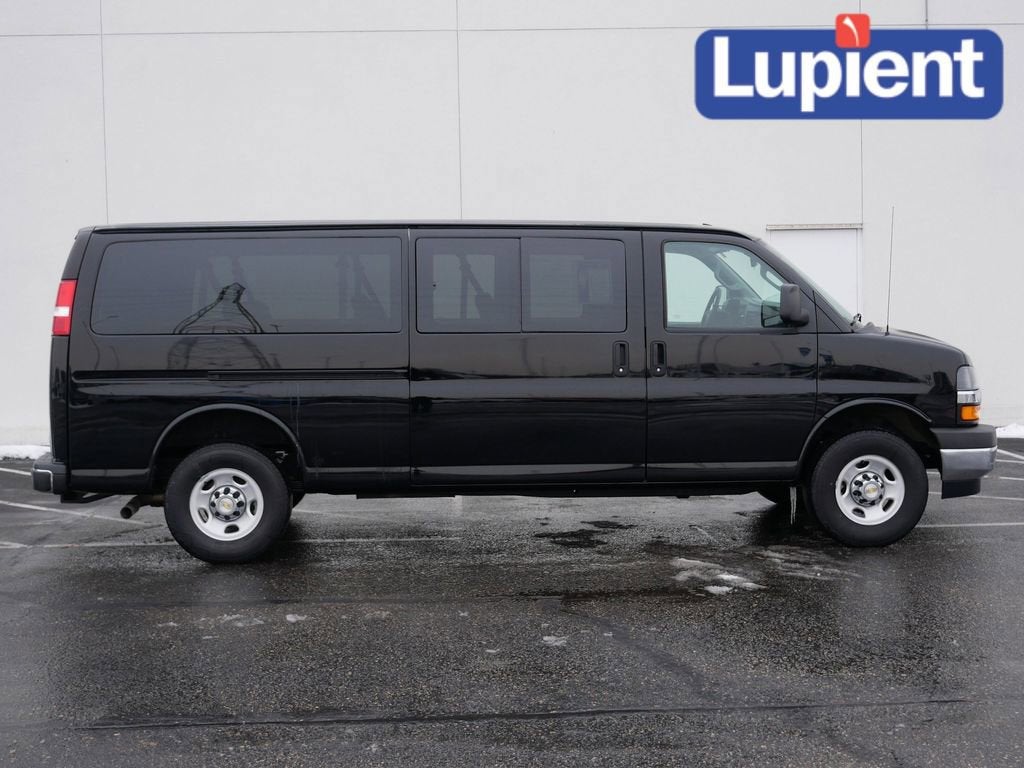 2025 Chevrolet Express Passenger 3500 1LT