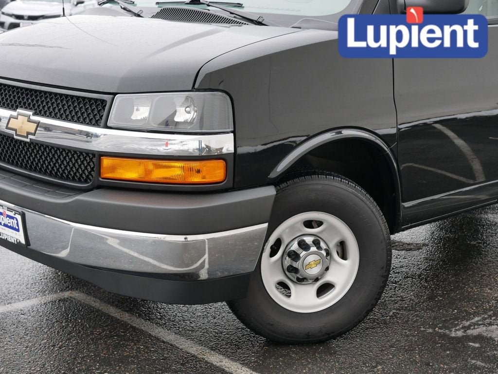 2025 Chevrolet Express Passenger 3500 1LT