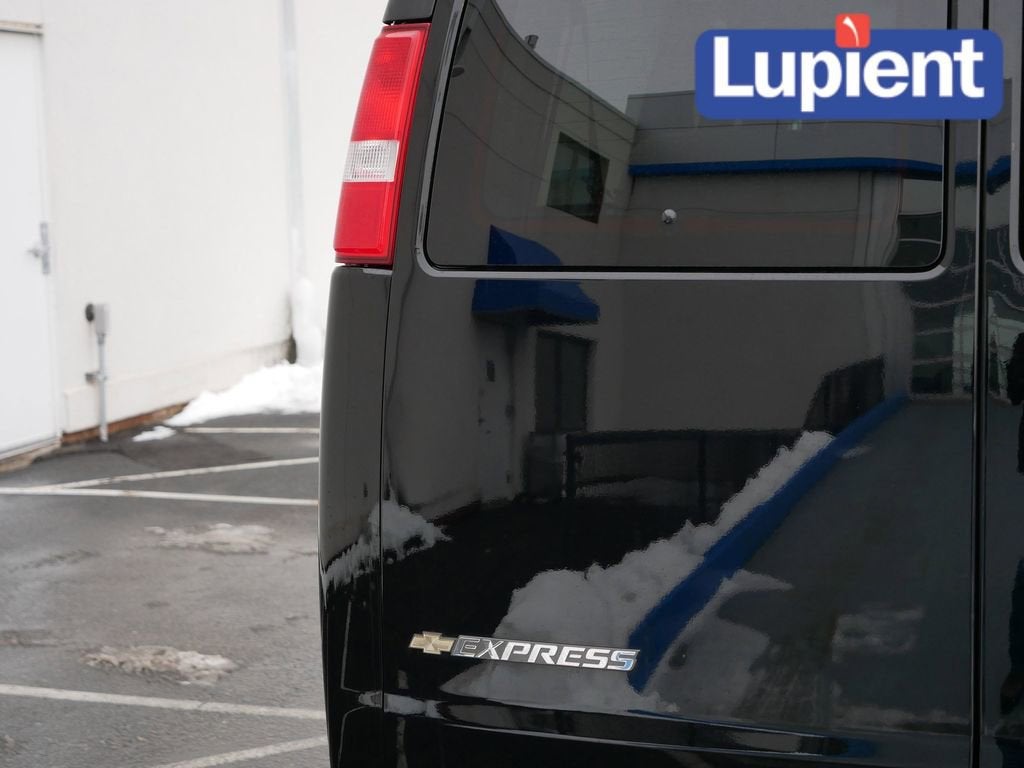 2025 Chevrolet Express Passenger 3500 1LT