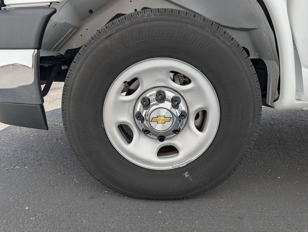 2025 Chevrolet Express Passenger 1LT