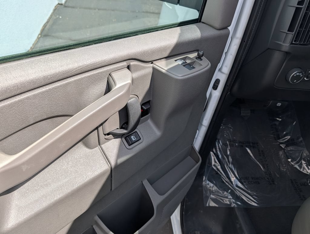 2025 Chevrolet Express Passenger 1LT