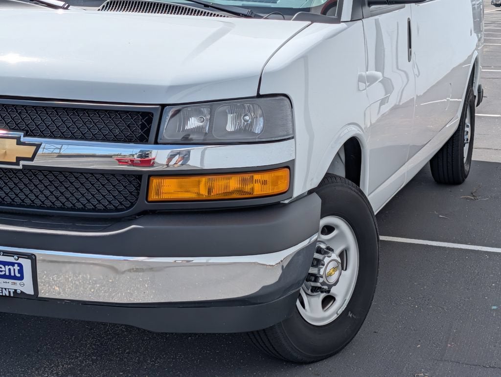 2025 Chevrolet Express Passenger 1LT
