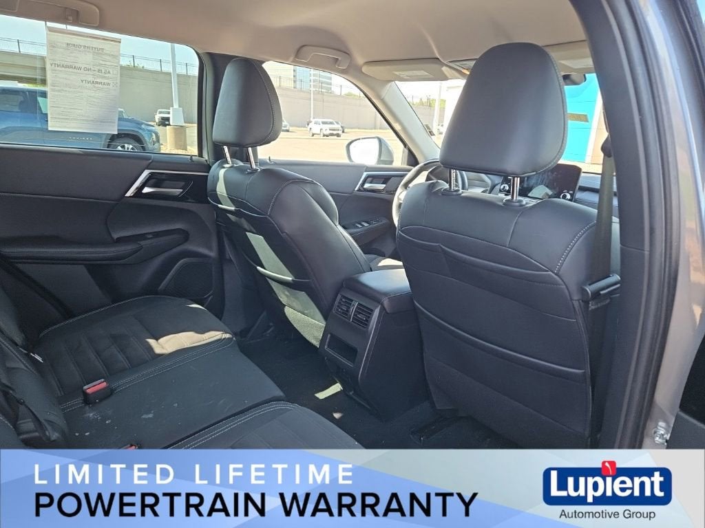 2023 Mitsubishi Outlander SE